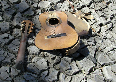 Pilfer ik luister naar muziek Smerig Rubrieken en Artikelen » Een oude gitaar verliest boventonen